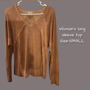Woman's long sleeve top
